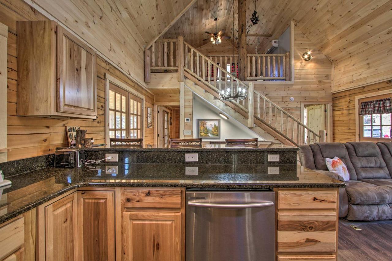 The Phoenix Cabin With Hot Tub In Gatlinburg! Exterior photo